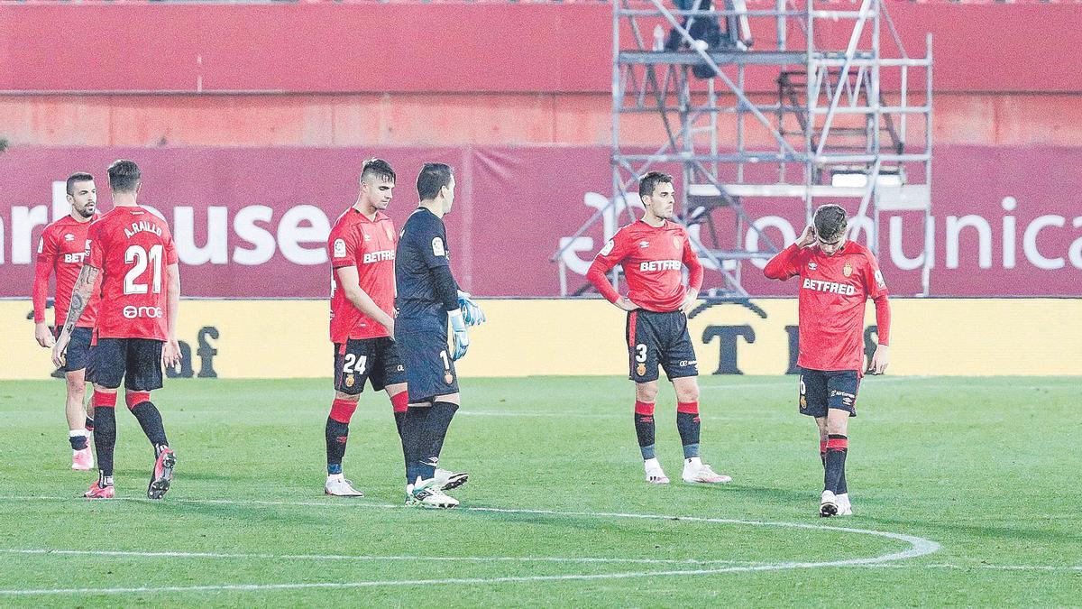 Los jugadores del Mallorca, desolados tras la derrota ante el Las Palmas.