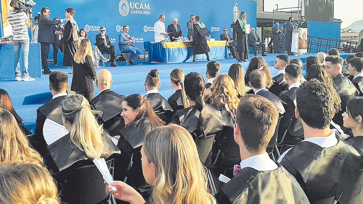 El almirante de Acción Marítima, el presidente de la Universidad y el director académico de UCAM Cartagena durante la imposición de becas.