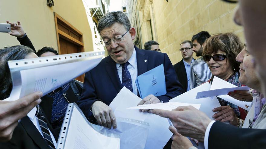 El presidente del Consell recibe los escritos de protesta, esta mañana.