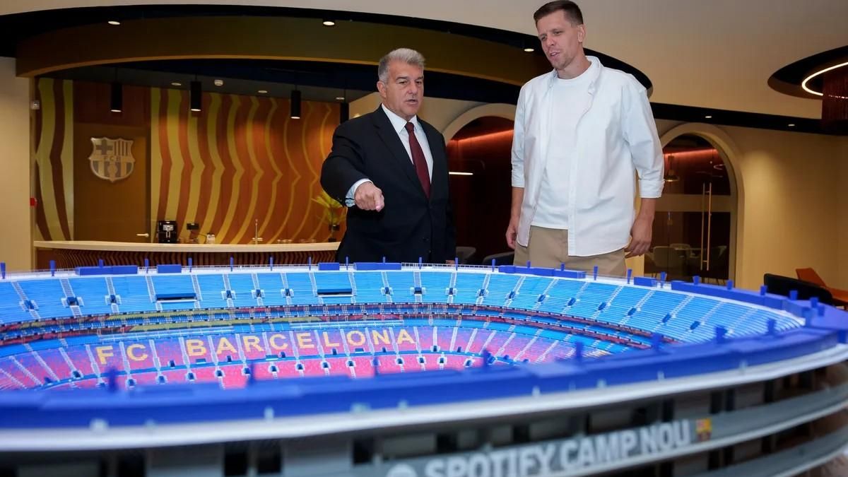 Szczesny mira el nuevo Spotify Camp Nou con Laporta