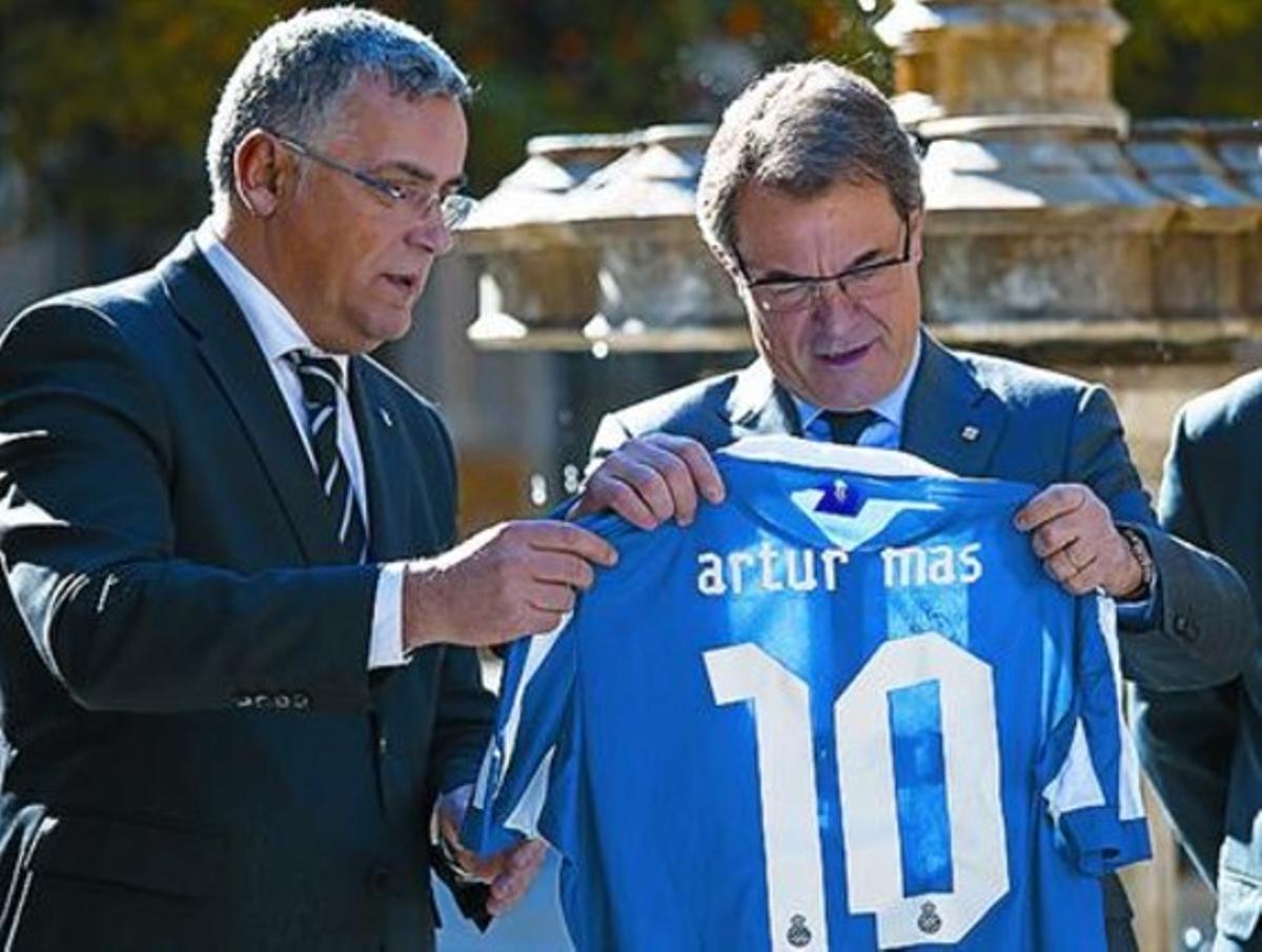 ARTUR MAS, PERIQUITO PER UN DIA. El president de la Generalitat va rebre ahir el consell de l’Espanyol, encapçalat per Joan Collet, que li va entregar una samarreta dedicada per tota la plantilla: ’Al nostre president, amb tot l’afecte’.