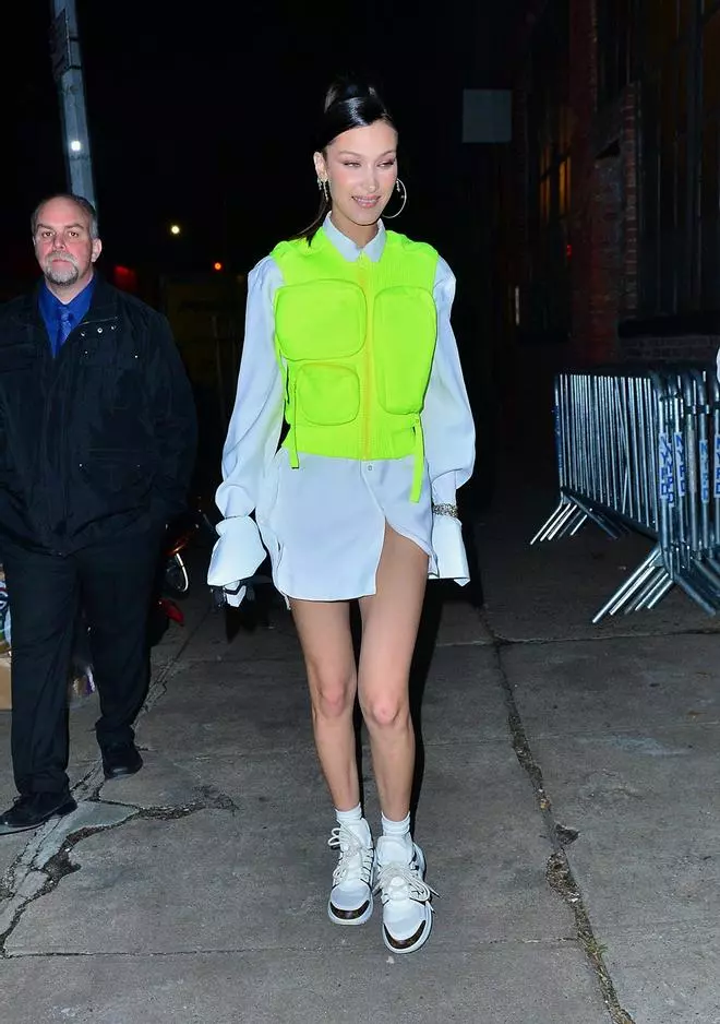 Bella Hadid está en apuros y viste chaleco de emergencias