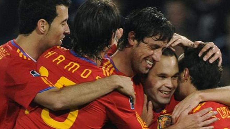 Los jugadores de la Roja celebra el gol de Iniesta.