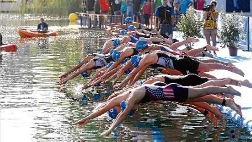 Una imatge de la Copa del Món de triatló del 2014 que es va disputar a Banyoles.