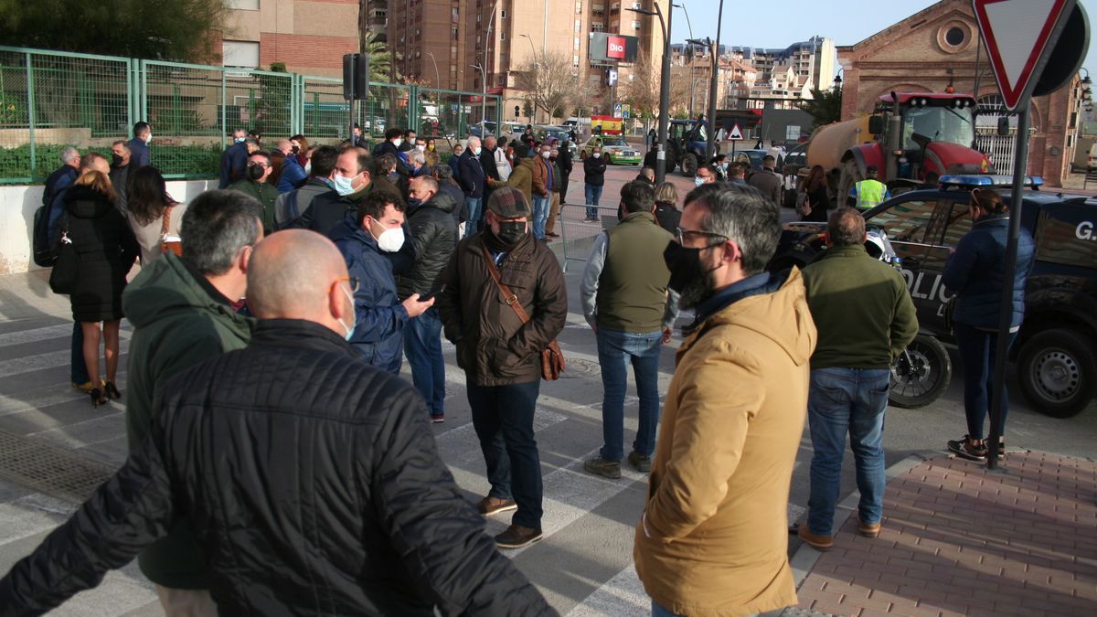 Los ganaderos concentrados en las inmediaciones del Centro de Desarrollo Local, este lunes.