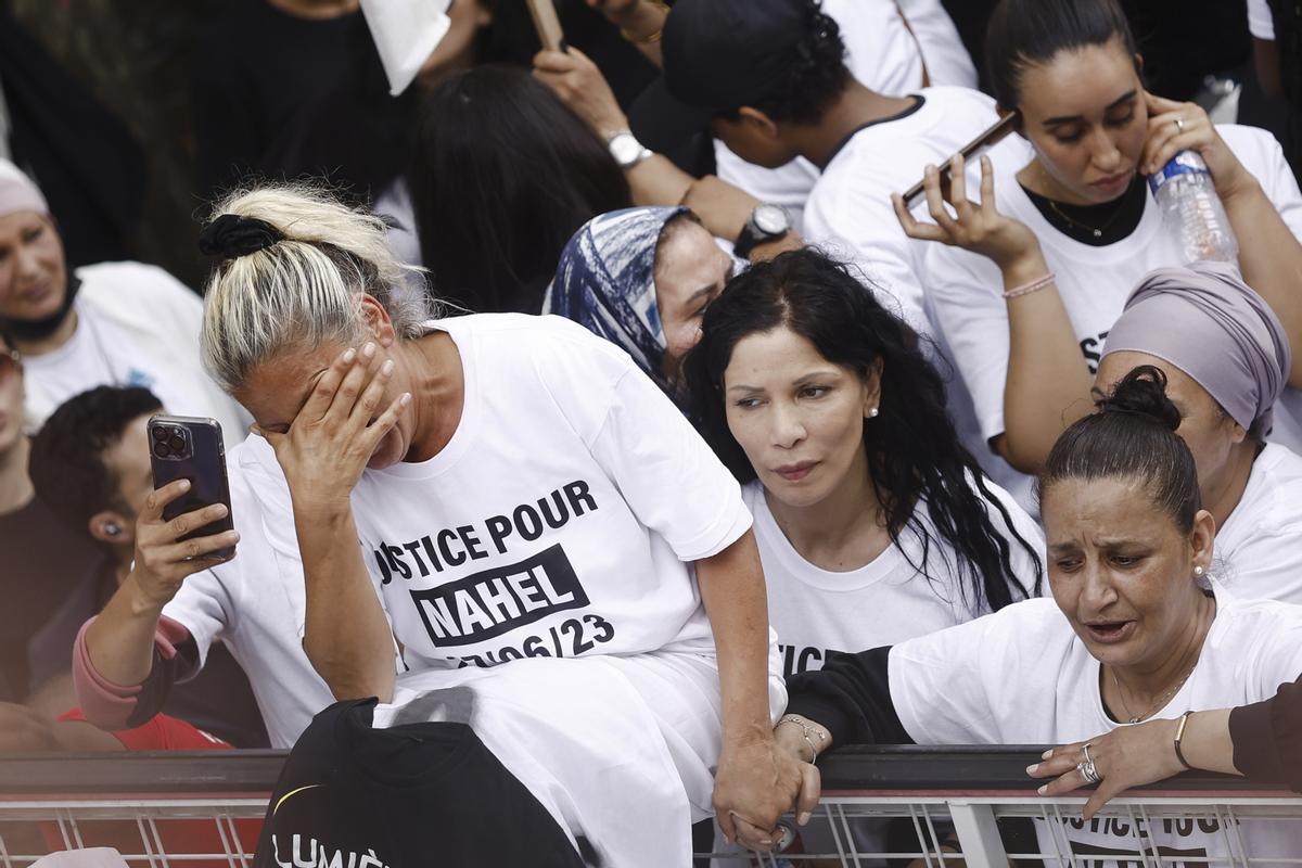 Mounia, la madre de Nahel encabeza una marcha blanca en Nanterre. La familia del joven fallecido ha convocado una marcha blanca en su memoria.