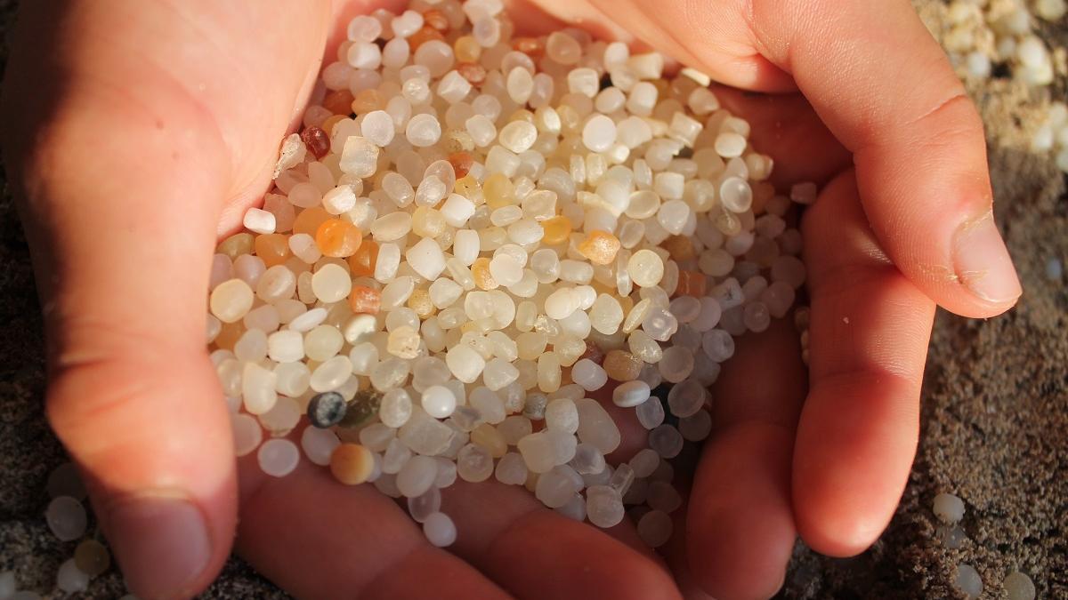 Pellets de plástico recogidos en una playa