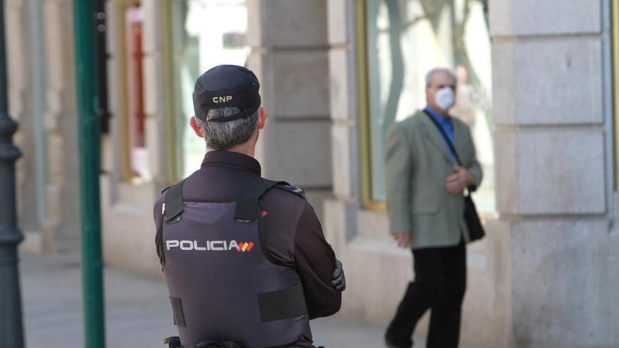 Un policía vigilando el estado de alarma. // Iñaki Osorio