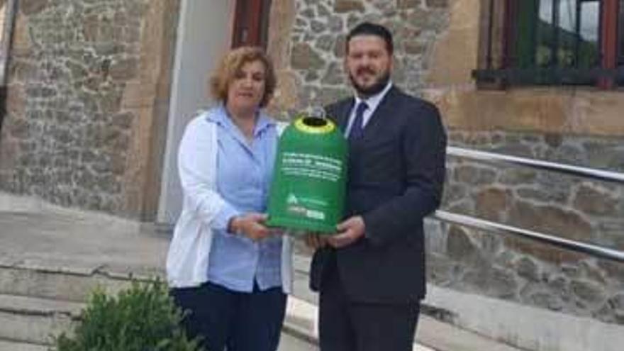 Ana Díaz, alcaldesa de Riosa, y Germán Fernández, gerente de Ecovidrio, en la presentación de la campaña.