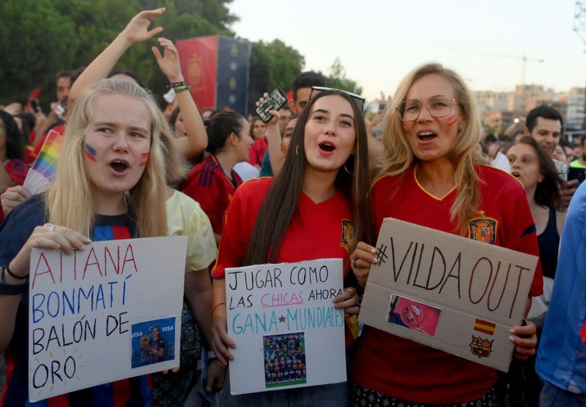 La gran fiesta del triunfo de la selección española de fútbol femenino en Madrid, en fotos