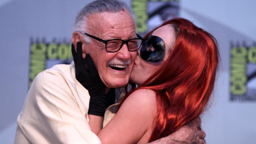 Stan Lee, con una fan disfrazada de superheroína, en una edición de la Comic Con.