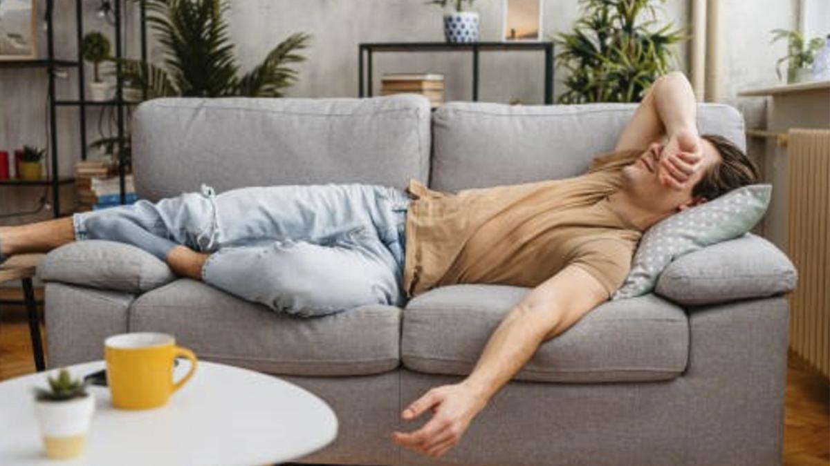 Una persona dormida en el sofá