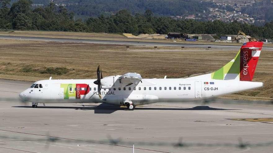 El avión de TAP que opera la ruta entre Vigo y Lisboa, ayer, a su llegada a Peinador. // Alba Villar