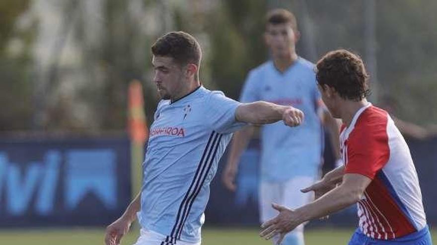 Un jugador del Celta golpea el balón. // Ricardo Grobas