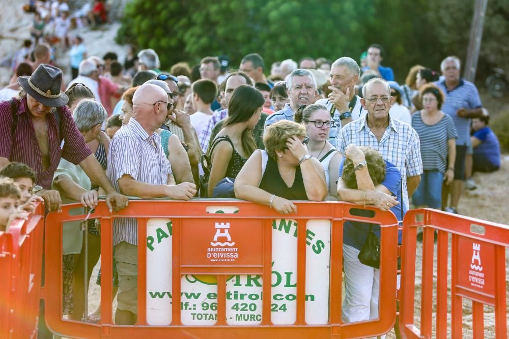 Para celebrar la conquista catalana de Ibiza que se produjo el 8 de agosto de 1235, ibicencos, visitantes y residentes se divirtieron ayer por la tarde en Puig des Molins