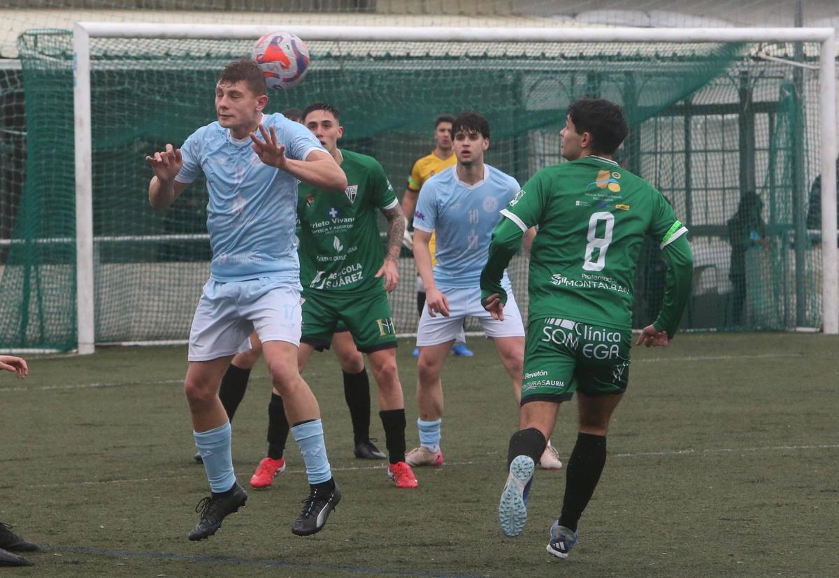Millán cabecea un balón en una acción del encuentro de ayer entre el Beluso y el Antela.