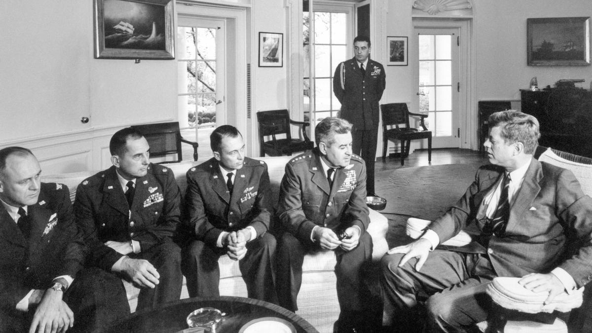 ENTENDER MAS 1960s CUBAN MISSILE CRISIS OCTOBER 1962 PRESIDENT JOHN F KENNEDY WITH GENERAL CURTIS LEMAY &amp;amp; AIDES DISCUSSE SURVEILLANCE OF CUBA