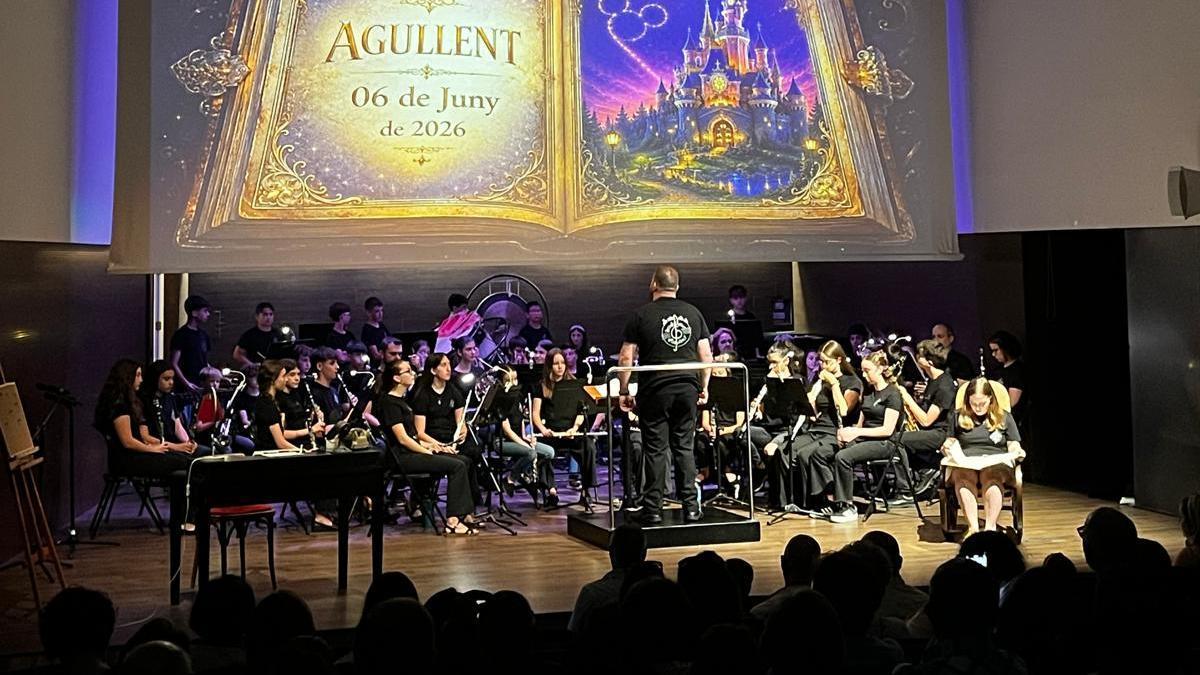 La banda joven de la Agrupación Musical de Agullent actúa este viernes en Disneyland París
