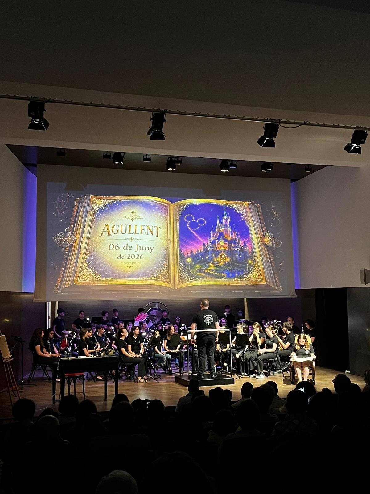 La banda joven de la Agrupación Musical de Agullent actúa este viernes en Disneyland París