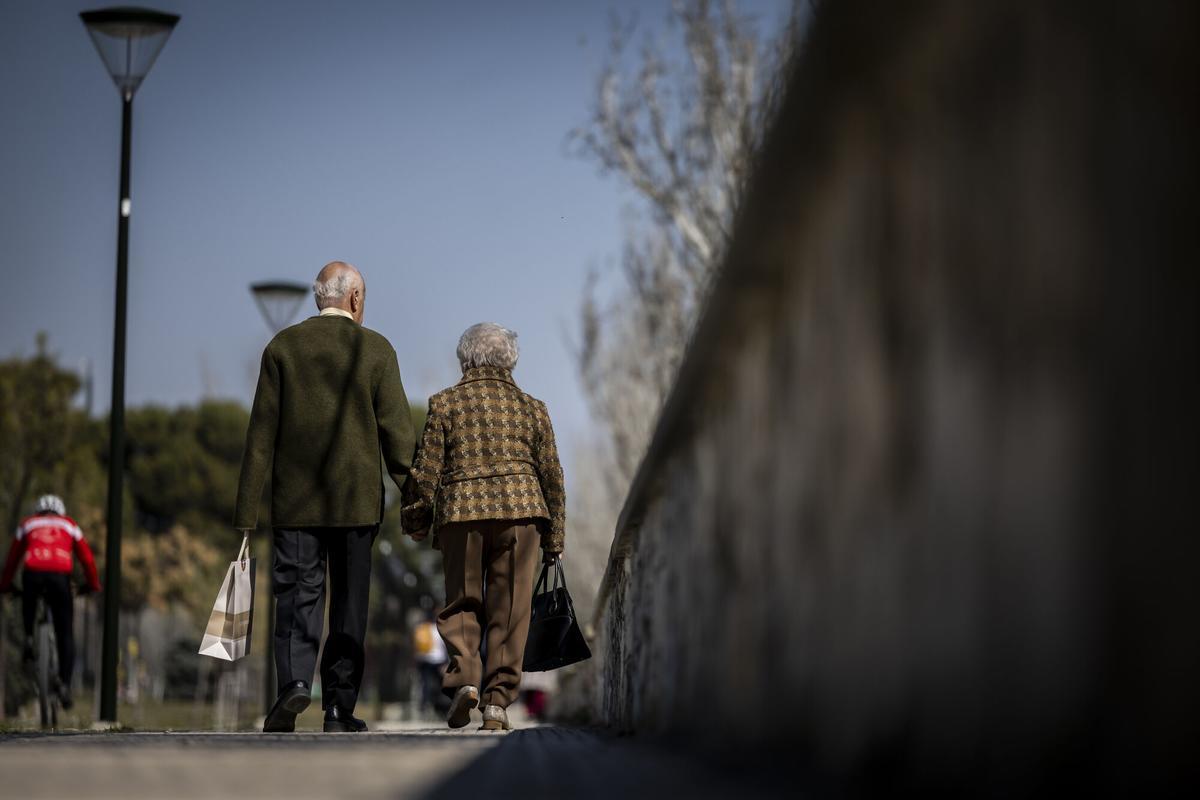 Foto de recurso. Un matrimonio de ancianos pasean cogidos de la mano por la calle. Tercera edad. Jubilados. Personas mayores. Paseo