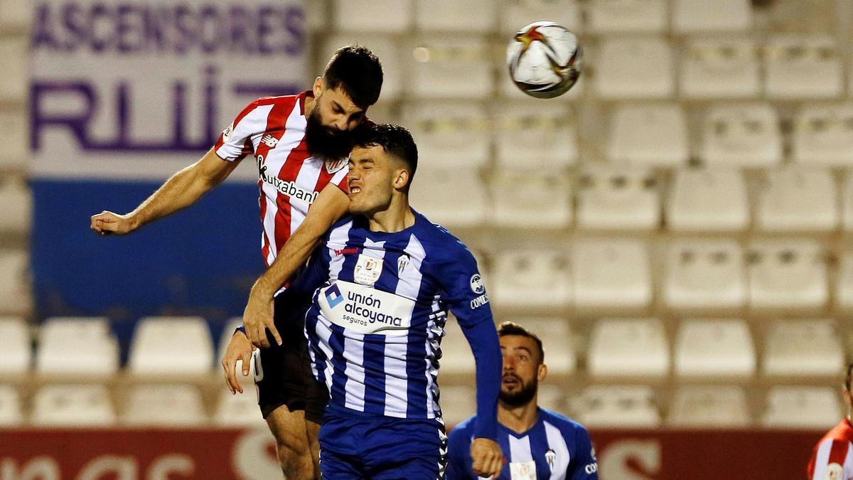 Villalibre se anticipa a Primi y cabecea el gol del empate del Athletic a centro de Lekue.