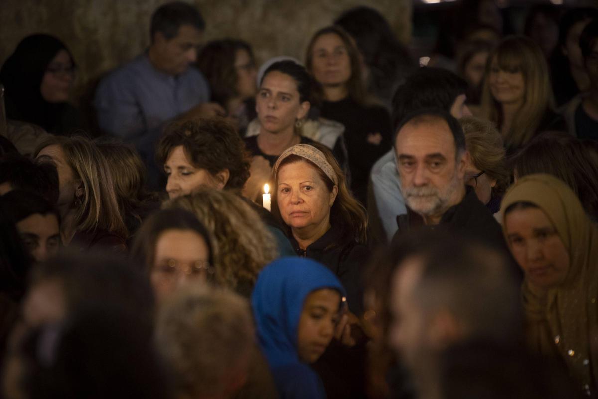La consternación y la indignación dominaron la concentración de repulsa por el asesinato machista de Fátima en Sagunt.