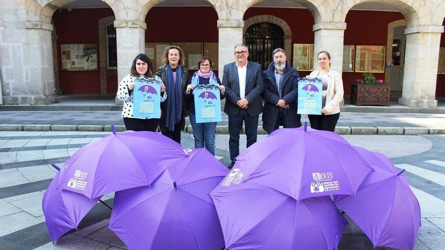 Representantes de todos los partidos políticos en el Ayuntamiento de Mieres presentando la campaña 25N.