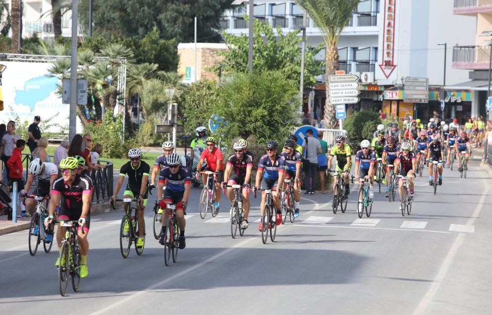 Alrededor de 500 ciclistas toman la salida en la primera etapa de la ronda ibicenca