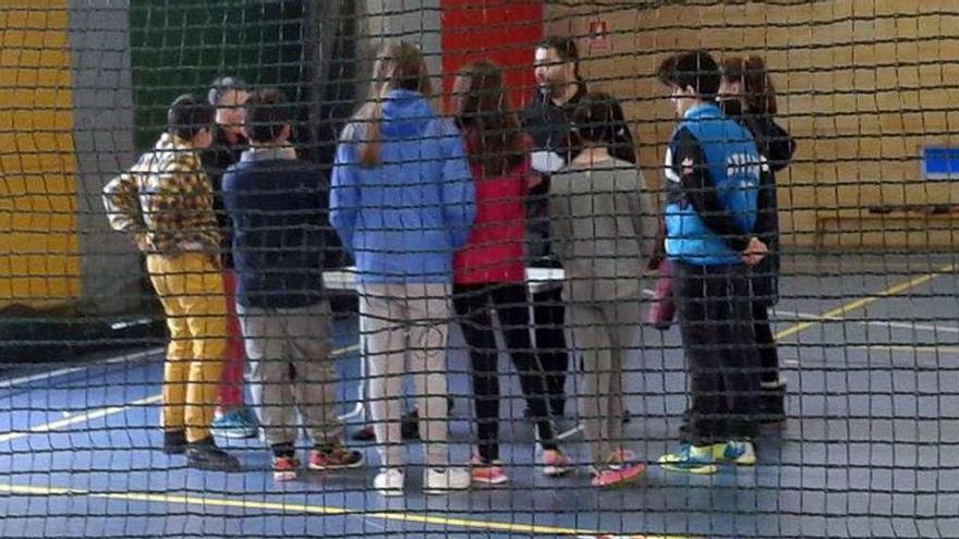 Niños participantes en el programa &quot;Domingos adolescentes&quot;, en la cancha del Jesús Neira.