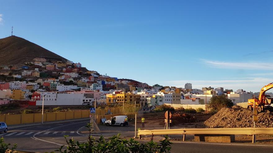 Obras en la vía de acceso del barrio guiense de La Atalaya.