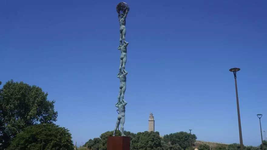 La estatua de los Hermanos de la Lejía en A Coruña se completa con una placa