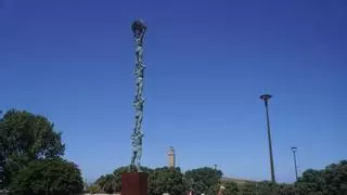 Finalizada la instalación de la escultura de Los Hermanos de la Lejía en A Coruña