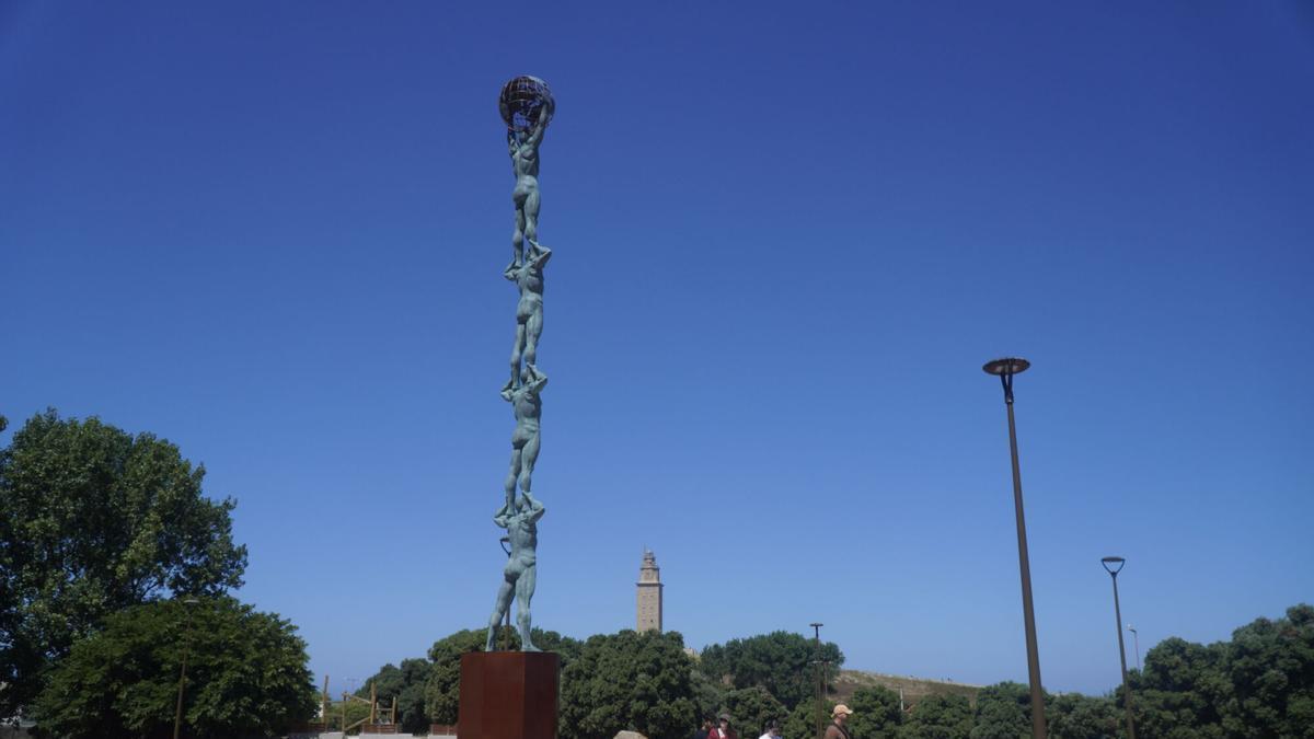 Finalizada la instalación de la escultura de Los Hermanos de la Lejía en A Coruña