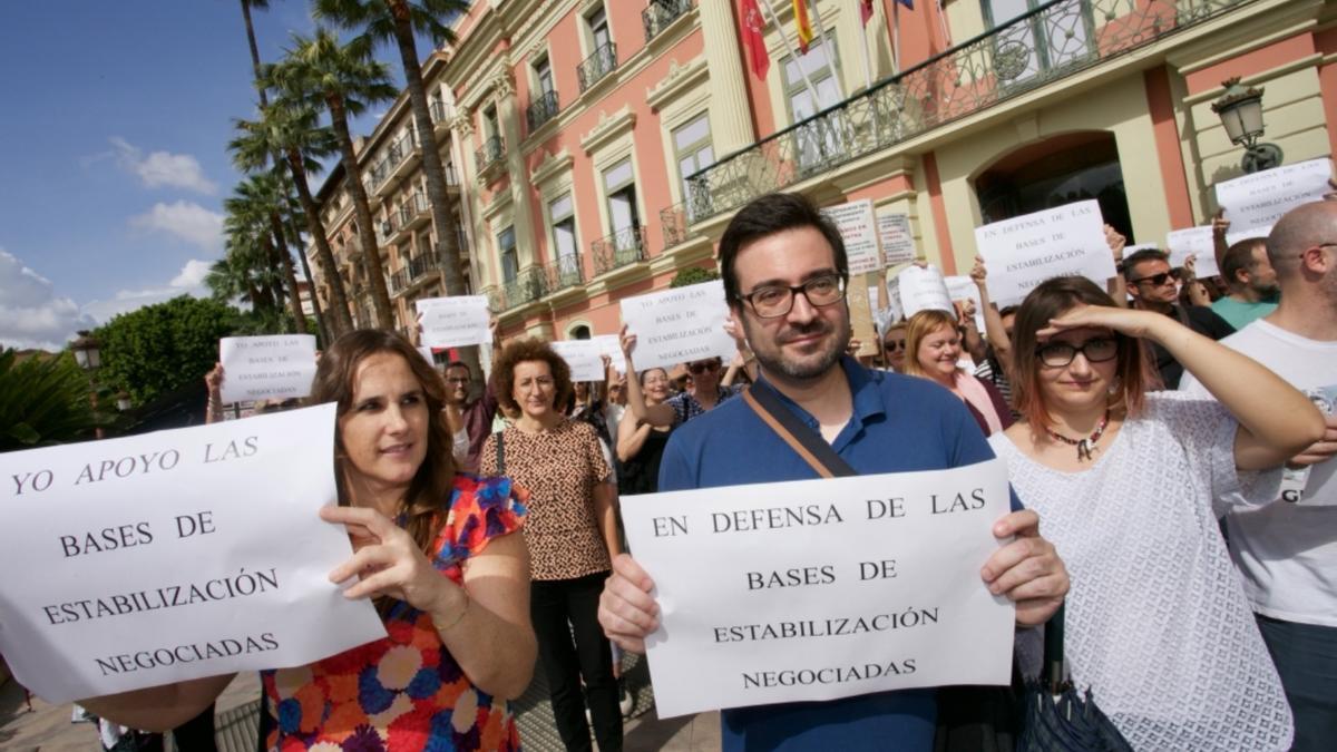 Concentración de interinos frente al Ayuntamiento de Murcia en favor de las bases del proceso de estabilización.