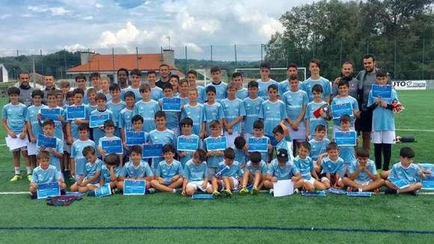 Participantes del campus de verano del Real Club Celta en Lalín.