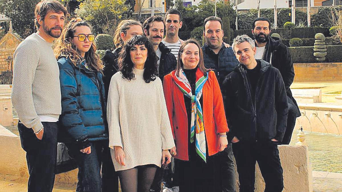 Guillermo Rojas, junto al elenco de actores y autoridades, ayer en la Fuente del Rey.
