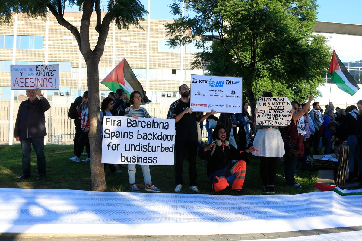 Ecologistas y activistas propalestinos protestan contra la feria Aviation Week en Barcelona