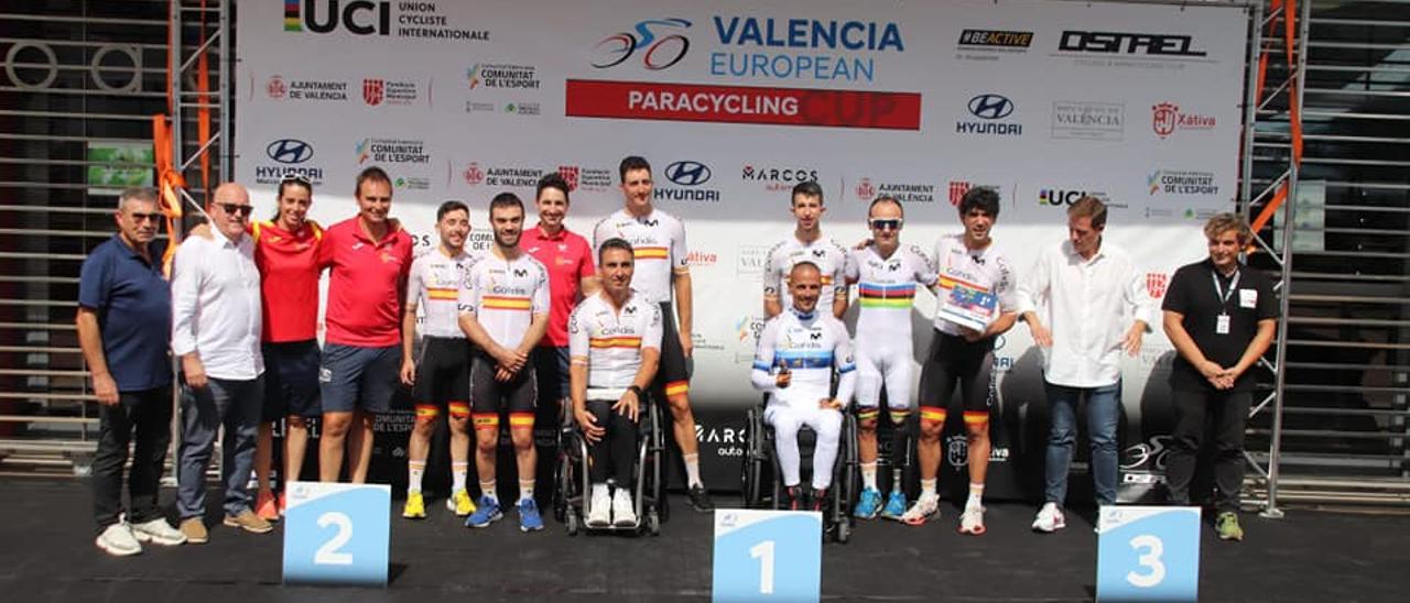 Los ciclistas de la Selección Española en el podio, en Xàtiva.