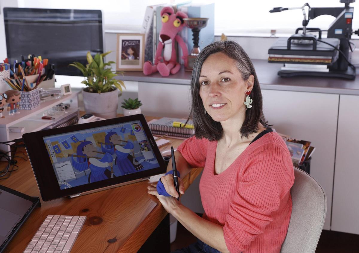La ilustradora Eva Rami, en su casa con uno de sus libros.