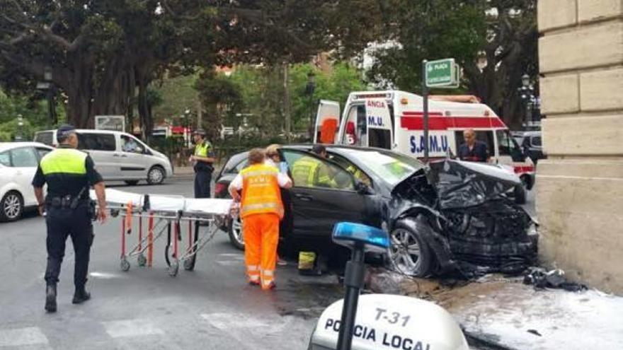 Ocho heridos y un coche empotrado contra el TSJ