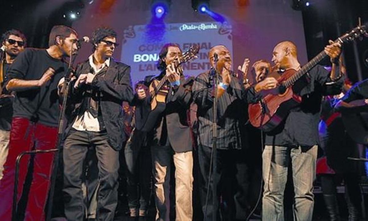 Rogeli Herrero, de Los Manolos (centre), diumenge a Apolo. Rogeli Herrero, de Los Manolos (centre), diumenge a Apolo.