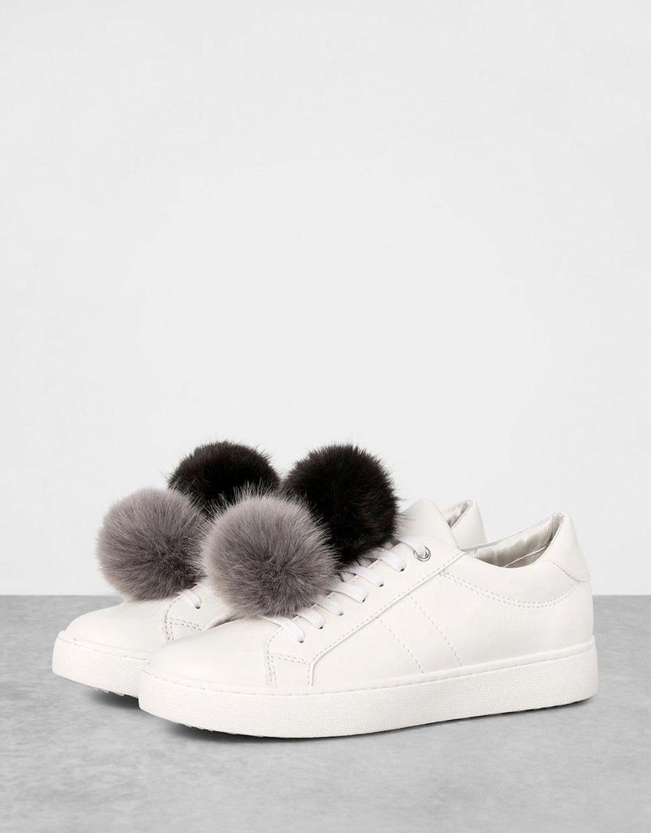 Zapatilla con pompones de Bershka (Precio: 29,99 euros)