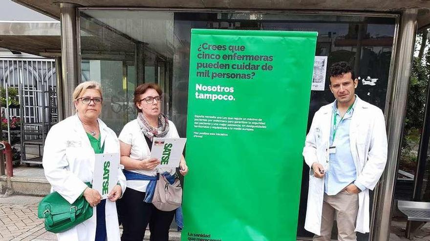 Pilar Oviedo y otros miembros de SATSE Ourense, en la recogida de firmas en la plaza de abastos. // I.O