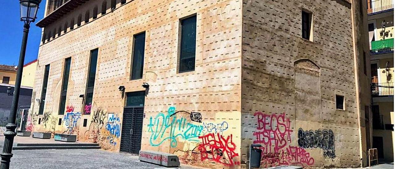 Unos vándalos pintan grafitis  en el Antic Gremi de Fusters