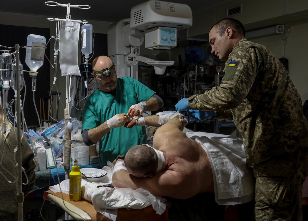 Curas a soldados ucranianos heridos en un centro médico en Donetsk