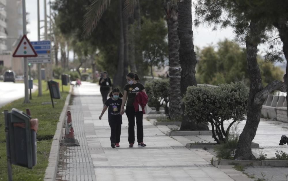 Kinder genießen erste Spaziergänge auf Mallorca nach Ausgangssperre