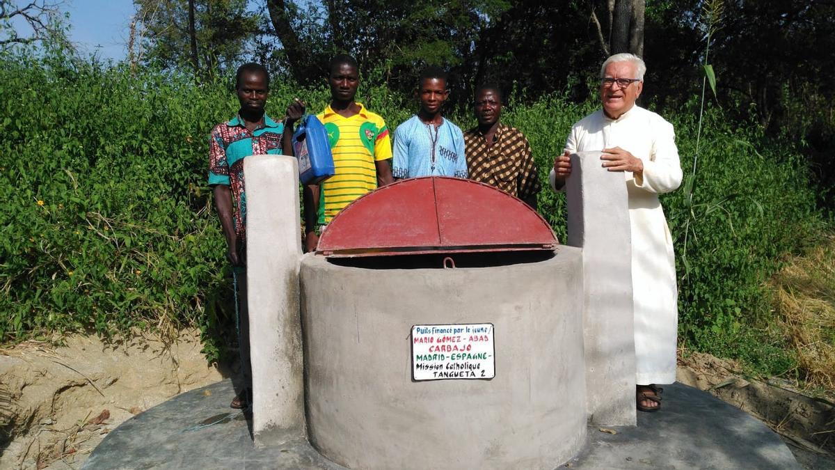 El misionero olivense Pepe Girau en la apertura de un pozo en Benín, en África.