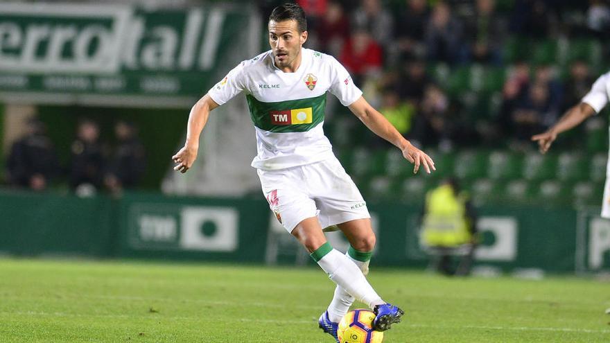 Xavi Torres, durante una acción del partido Elche-Sporting