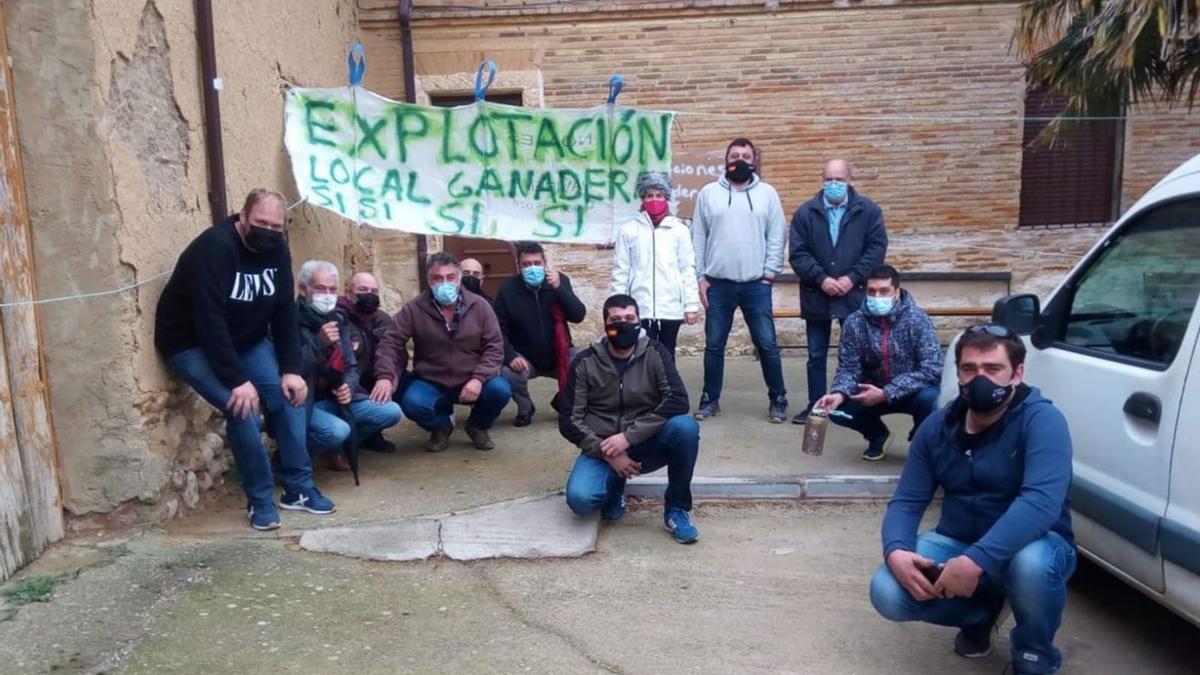 Ganaderos de Pozoantiguo, en una protesta por las ordenanzas aprobadas por el Ayuntamiento. | Cedida