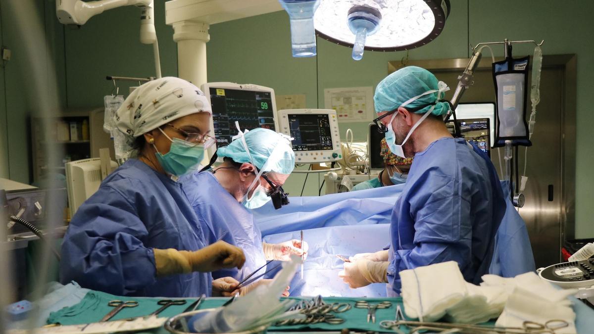 Una cirugía en un hospital valenciano en una imagen de archivo.
